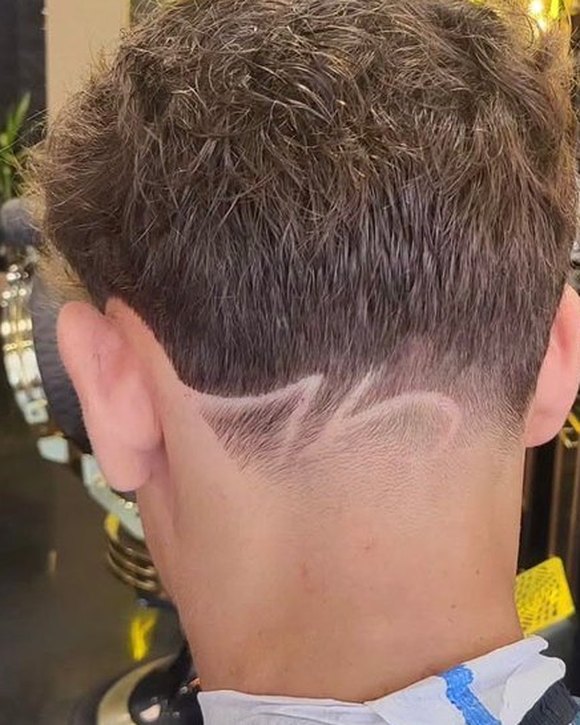 Haarschnitt mit rasiertem Design im Nacken